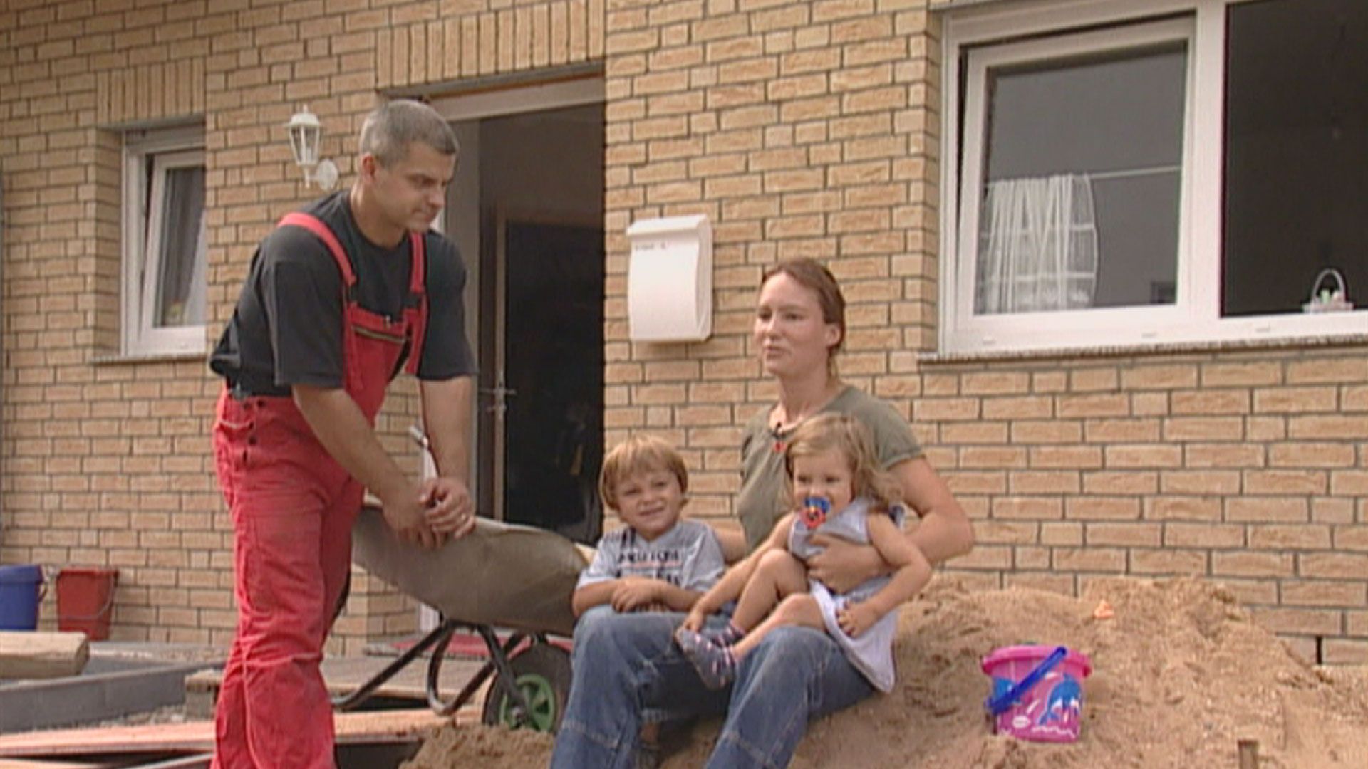 Zwei Kinder und ein Hausbau