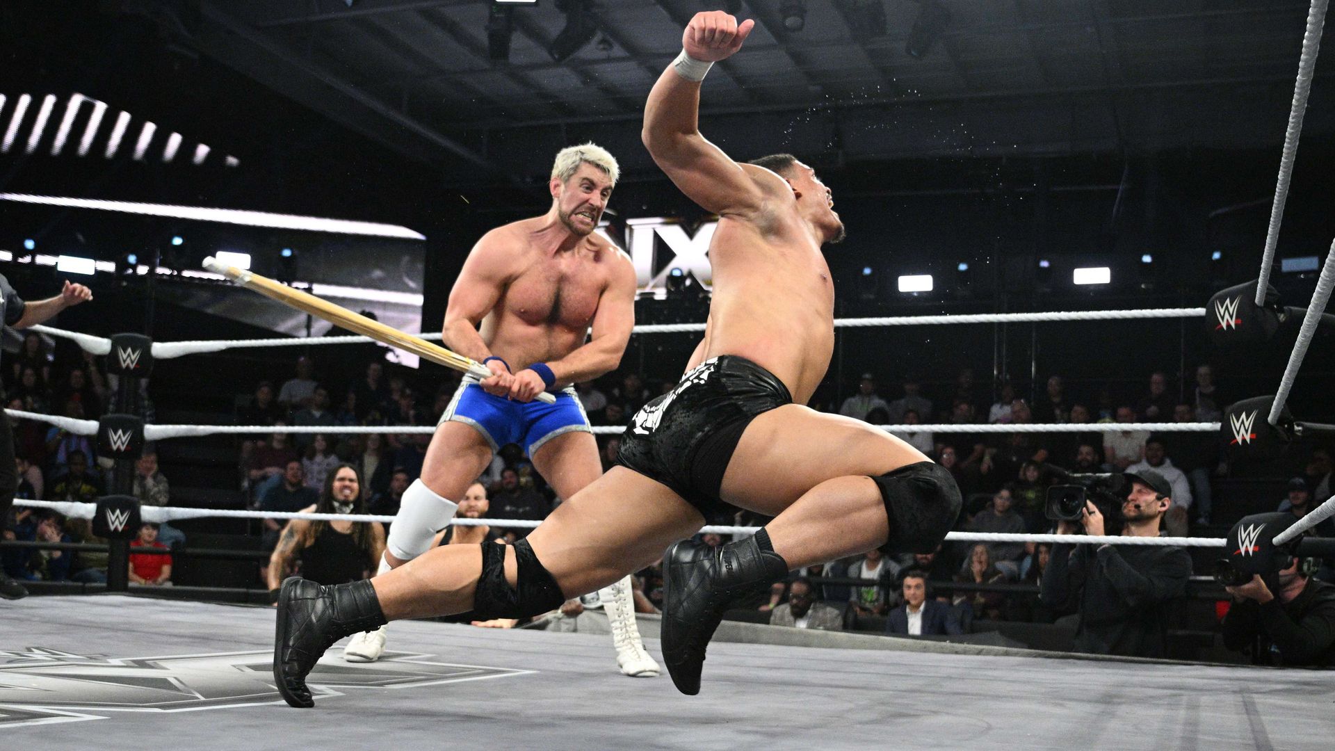 Joe Hendry liefert heftigen Schlagabtausch mit Dion Lennox