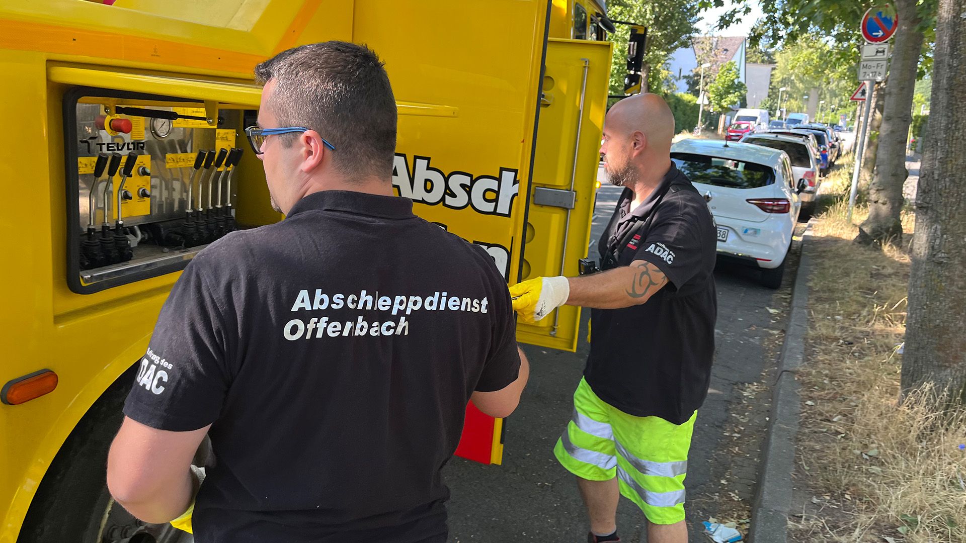 Elektrobus geht der Strom aus - Abschlepper Benni Offenbach