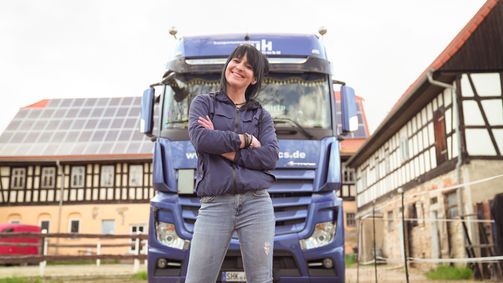 Trucker Babes - 400 PS in Frauenhand Trucker Babes - 400 PS in Frauenhand Folge 7: Jessy darf über die Grenze! - Vor Aufregung hat die Frohnatur kaum geschlafen