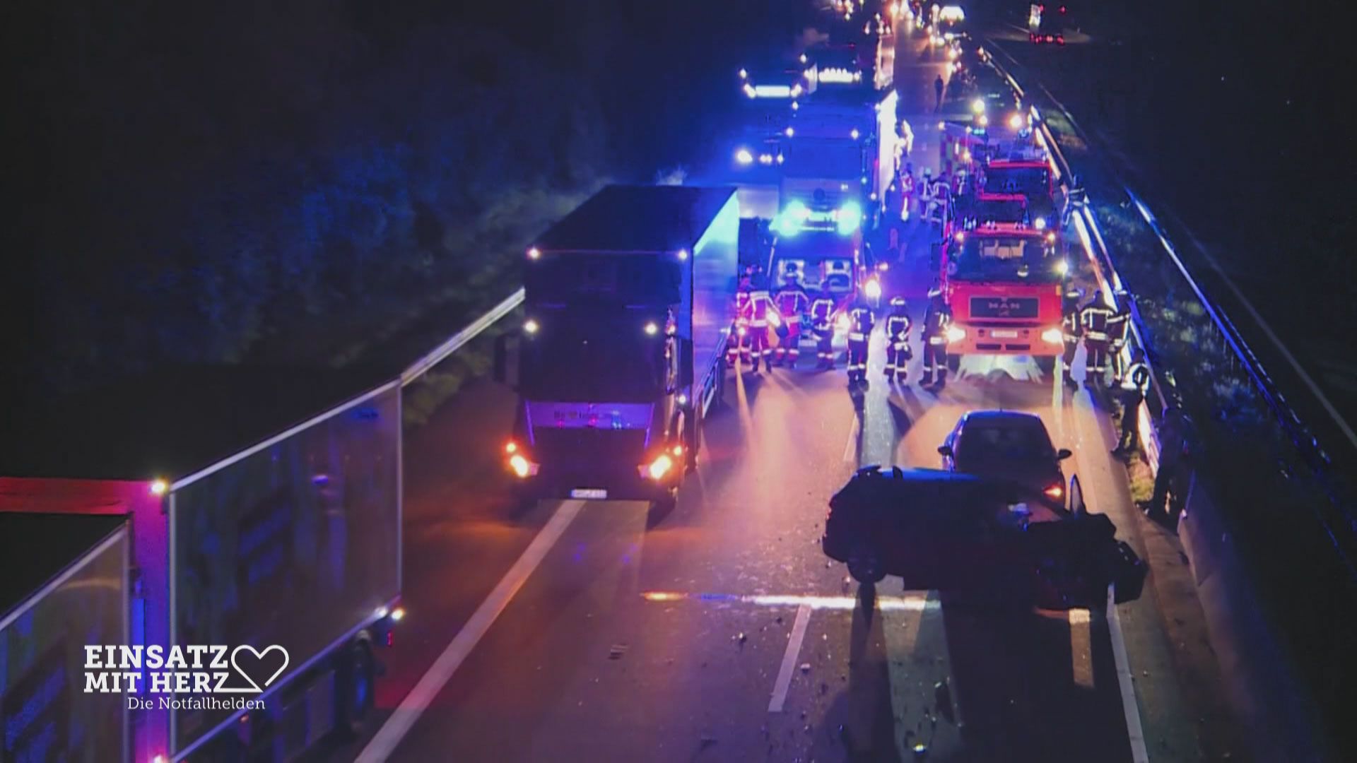 Unfall auf der Autobahn: Fahrzeug in die Leitplanke gefahren