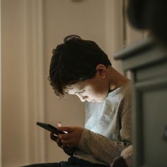 So viele Kinder sind handysüchtig