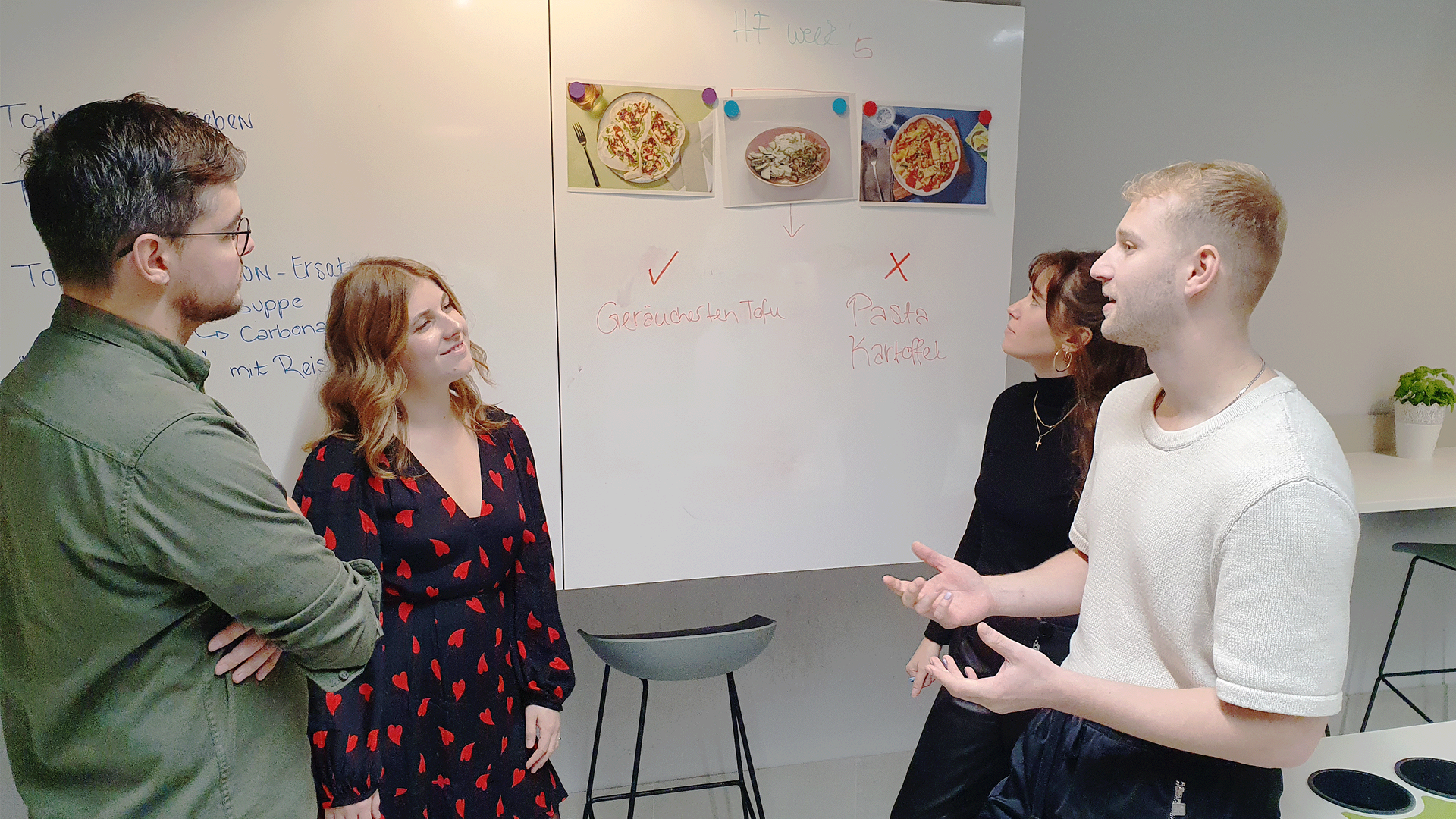 Wer steckt hinter den beliebten Kochboxen? - Rezeptentwickler Leo bei der Arbeit