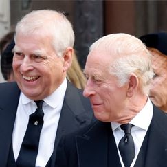 König Charles unterstützt Polizei gegen Andrew