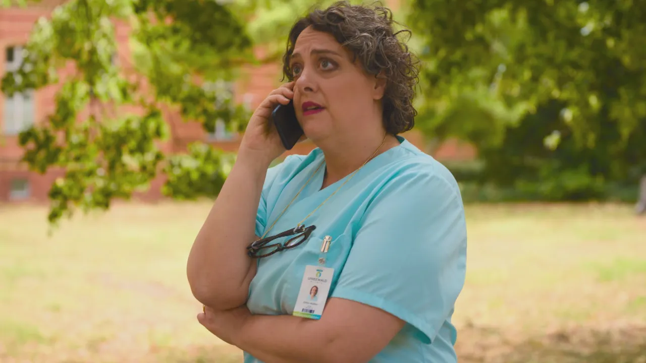 Wochen-Vorschau von "Die Spreewaldklinik" ab 13. Oktober: Erik wird bewusst,  dass Mona ihn betrogen hat