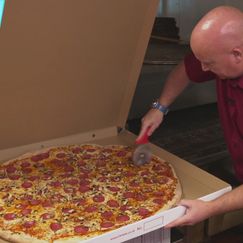 Pizza-Challenge in Irland: Ist die 84-cm-Monsterpizza in 45 Minuten zu schaffen?