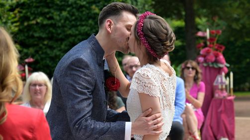 Hochzeit auf den ersten Blick HOCHZEIT AUF DEN ERSTEN BLICK - 11. STAFFEL Folge 3: Emma und Christian: Mit Leichtigkeit ins Eheleben