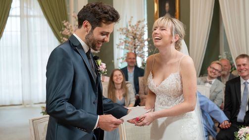 Hochzeit auf den ersten Blick HOCHZEIT AUF DEN ERSTEN BLICK - 11. STAFFEL Folge 1: Pia und Toni: Humor und Herzlichkeit sind die perfekte Basis für eine Ehe!