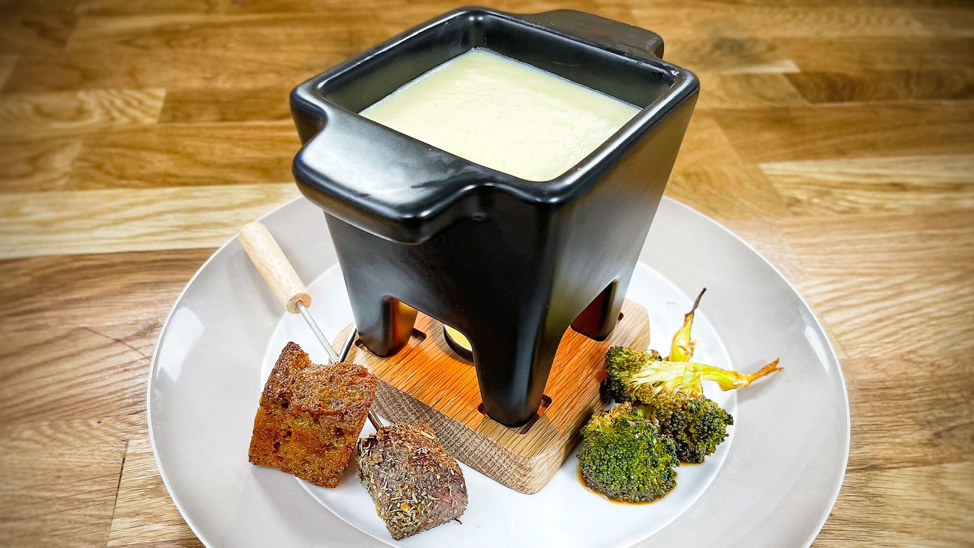 Käsefondue mit Brotcroutons, Rind und Broccoli