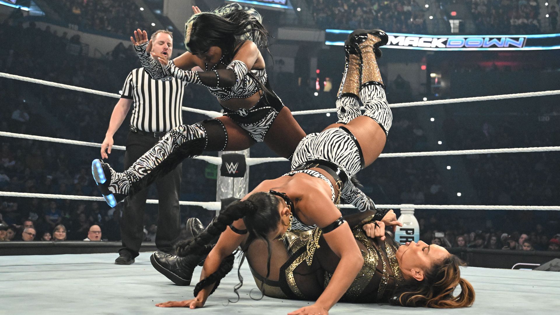 Wildes Tag Team Match: Bianca Belair und Naomi vs. Nia Jax und Candice LeRae