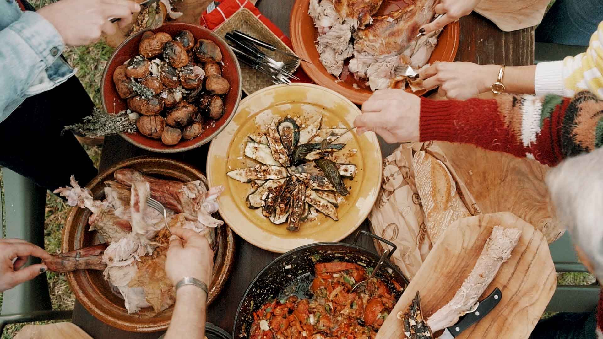 Calçots y Pollitos im Tal der Mandelbäume