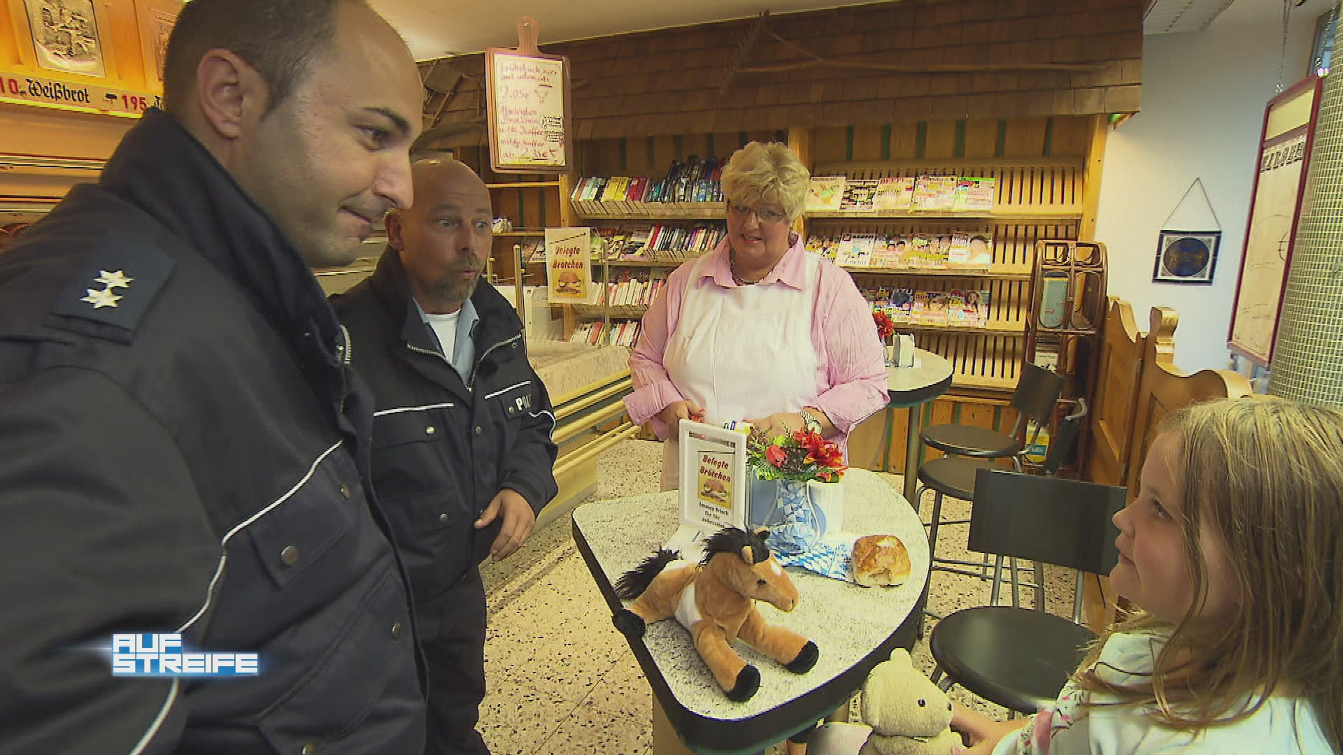 Vernachlässigtes Kind geht allein in Bäckerei