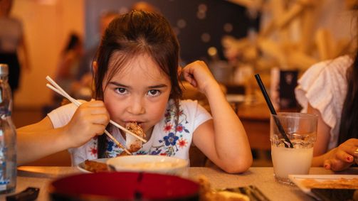 Mit Menschen kommen Küchen MIT MENSCHEN KOMMEN KÜCHEN Folge 3: Japanische Küche in Luzern: Izakaya Nozomi