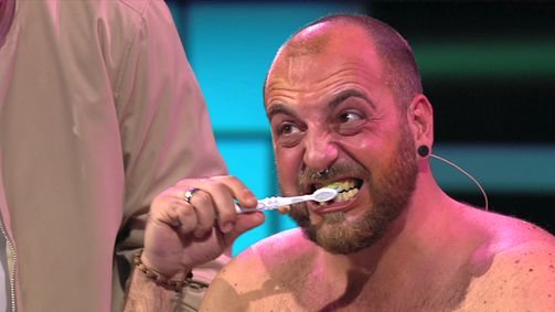 Balls - für Geld mache ich alles Balls - für Geld mache ich alles Folge 2: Echt scharf: Zähneputzen mit Wasabi-Creme & Cayenne-Pfeffer Gesichtsbehandlung