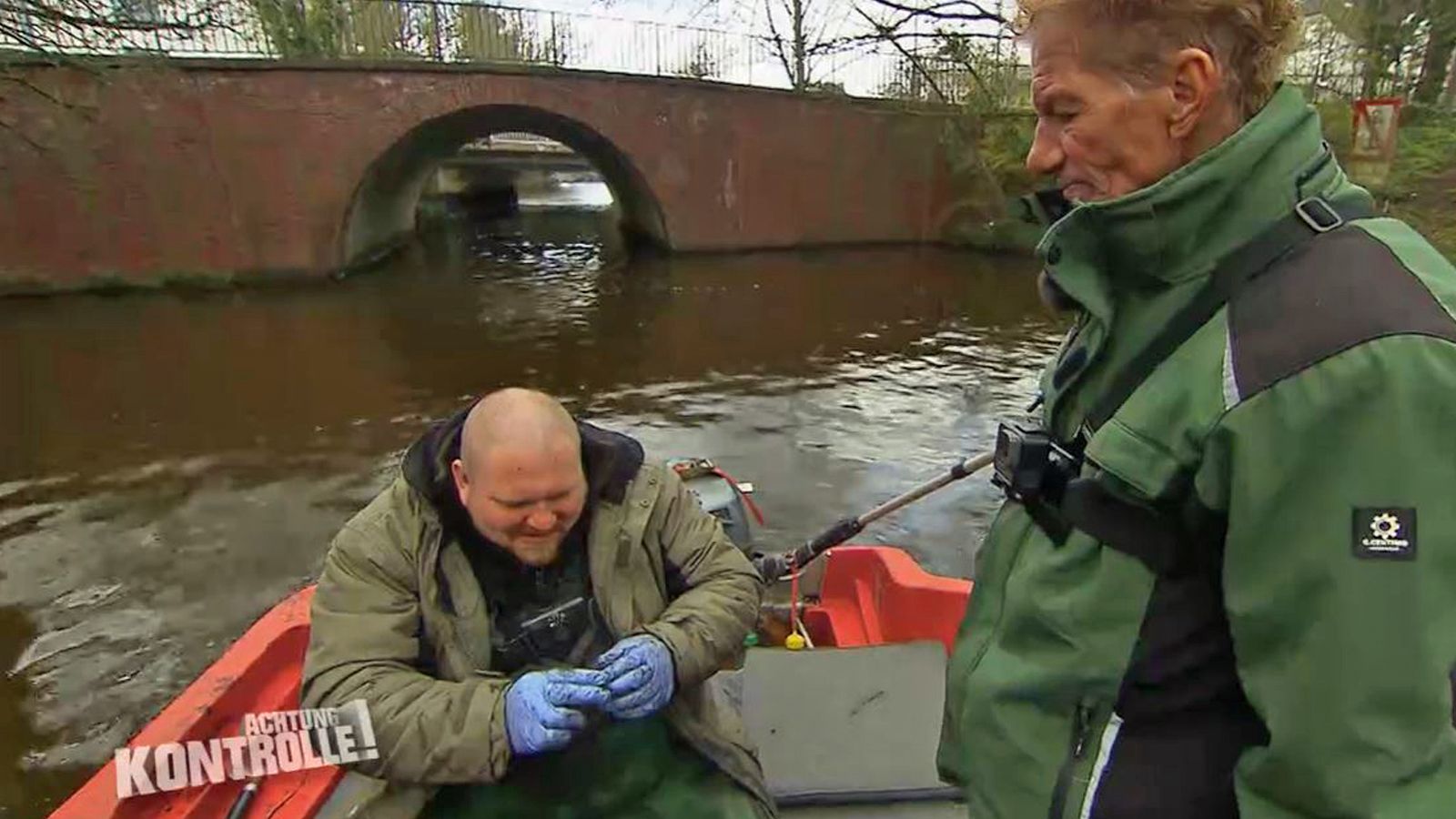 Thema u.a.: Reinigungsarbeiten in den Wasserstraßen von Emden