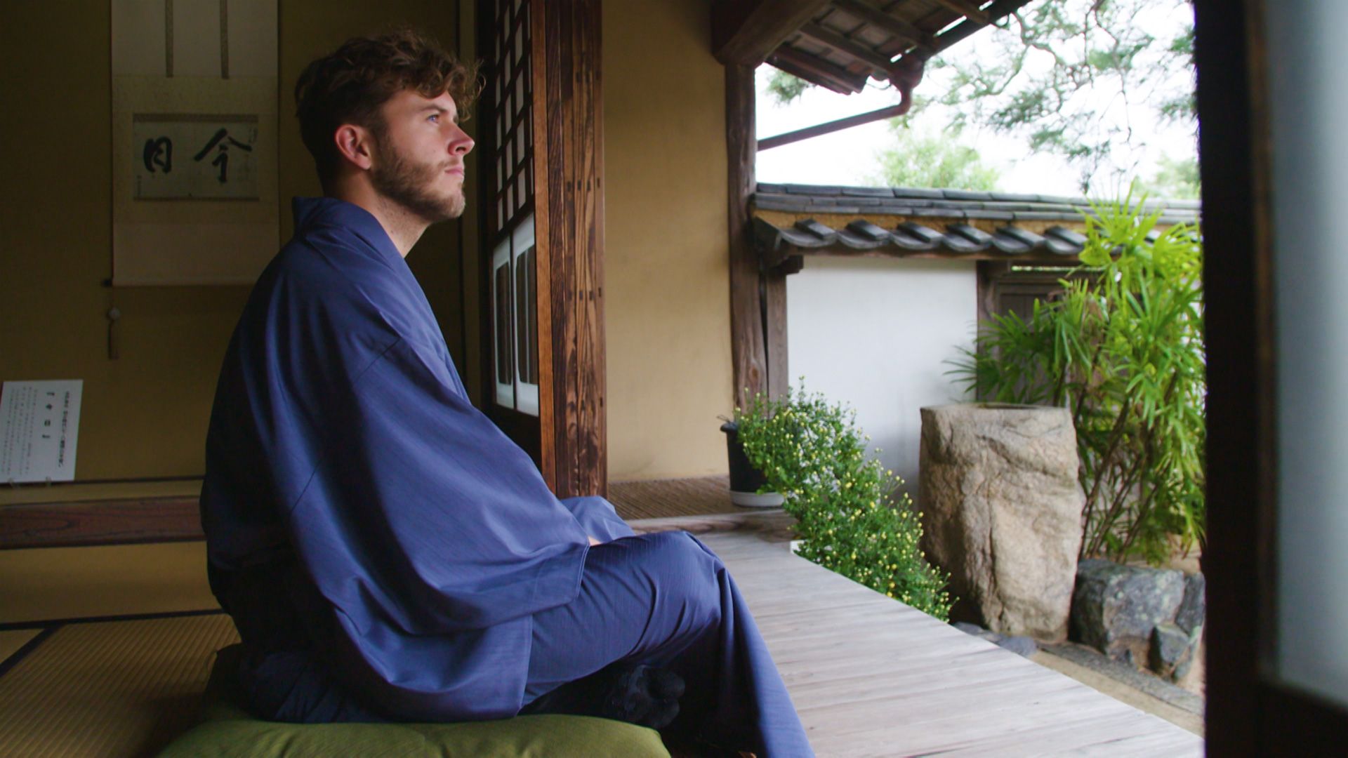 Tee trinken im Kimono und lokale Spezialitäten