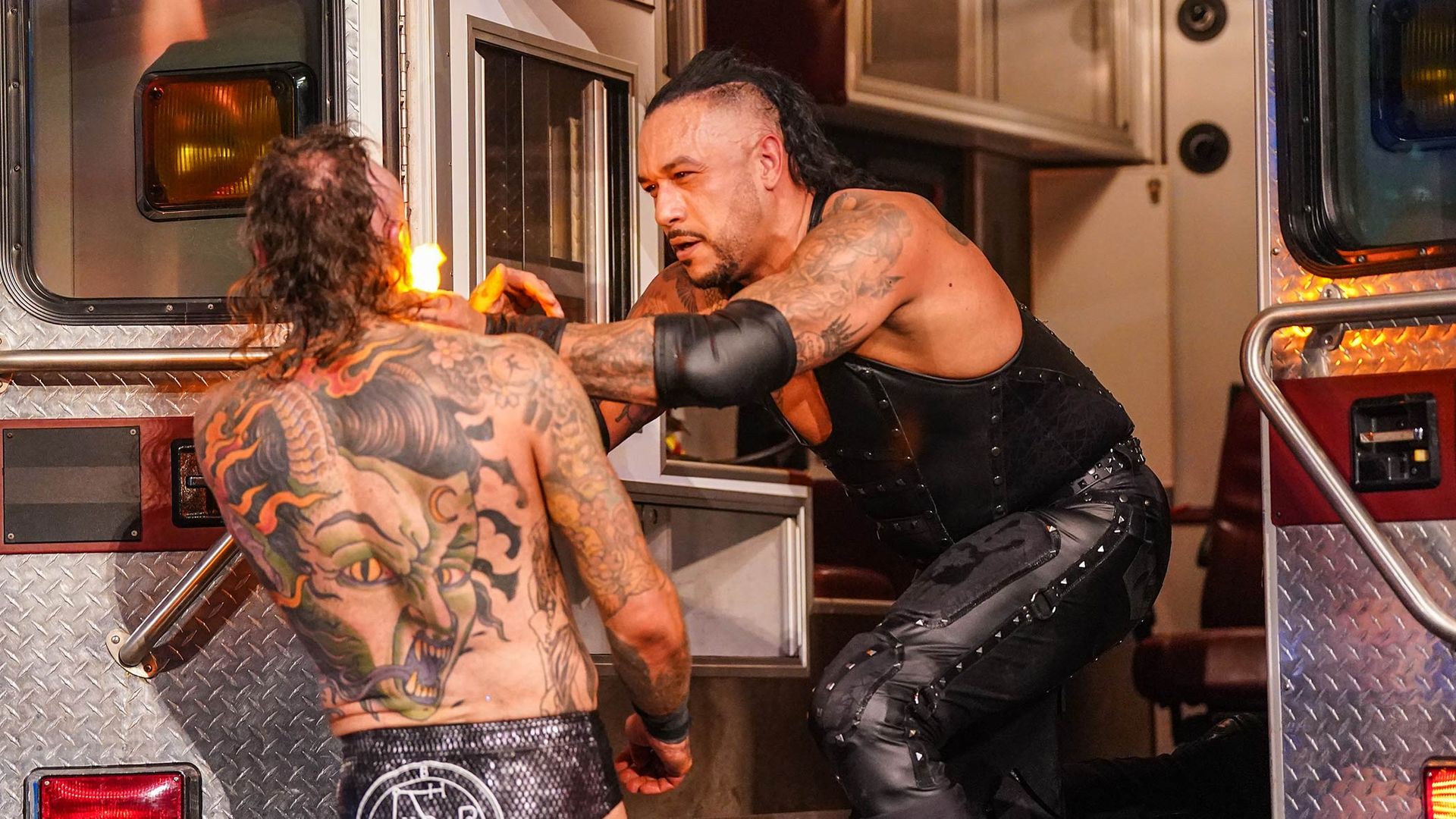Damian Priest und Aleister Black schlagen sich krankenhausreif