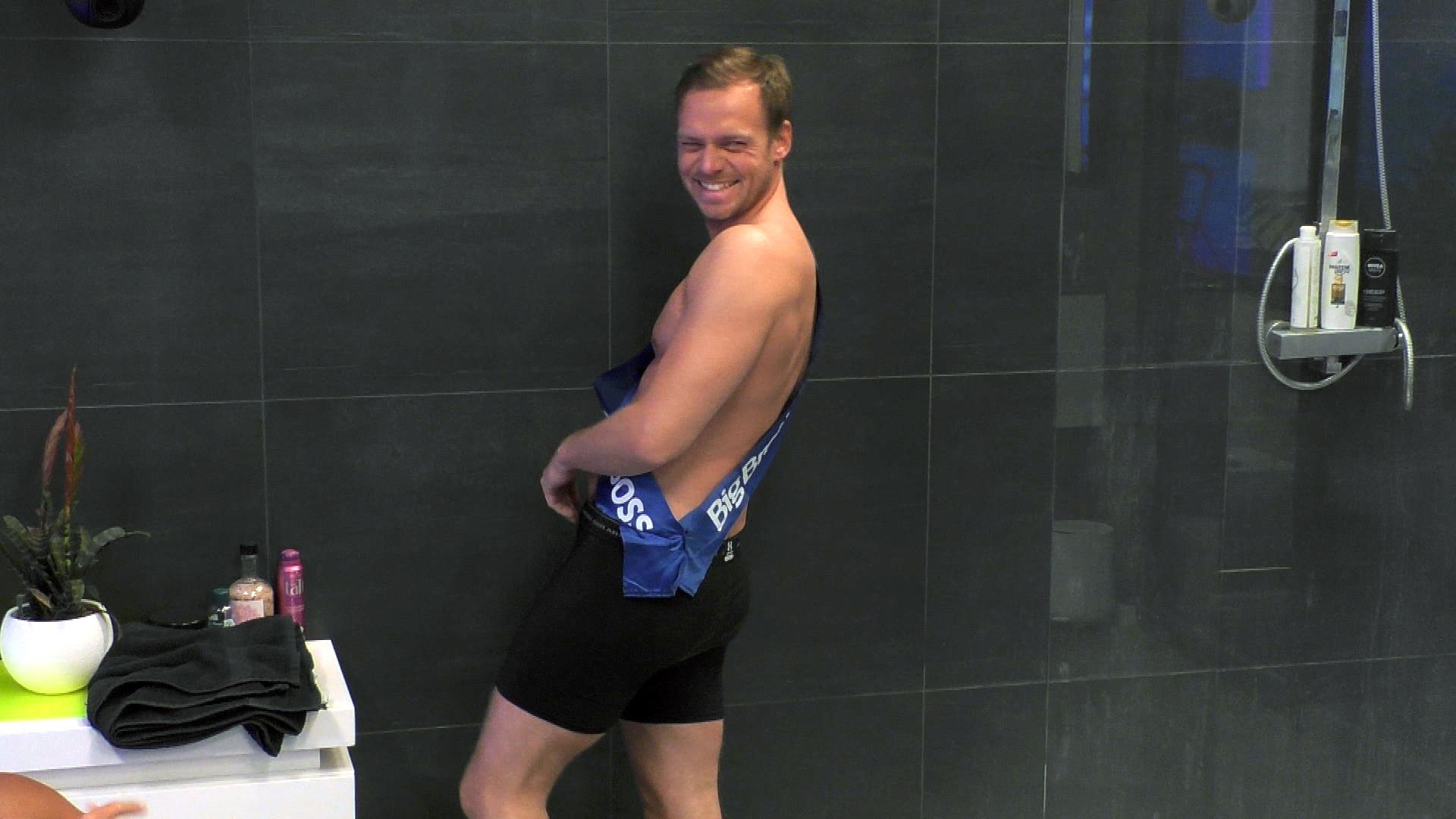 Der neue Big Boss muss heute nackt duschen!