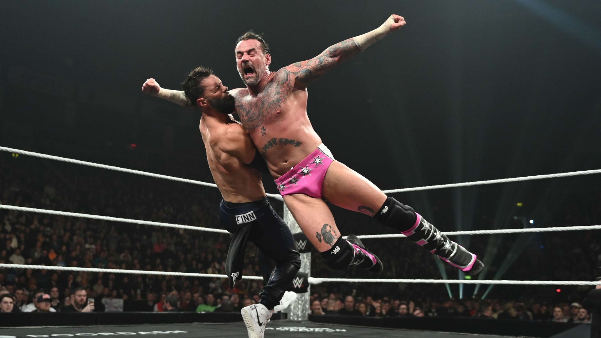 Finn Bálor fordert World Heavyweight Champion CM Punk heraus