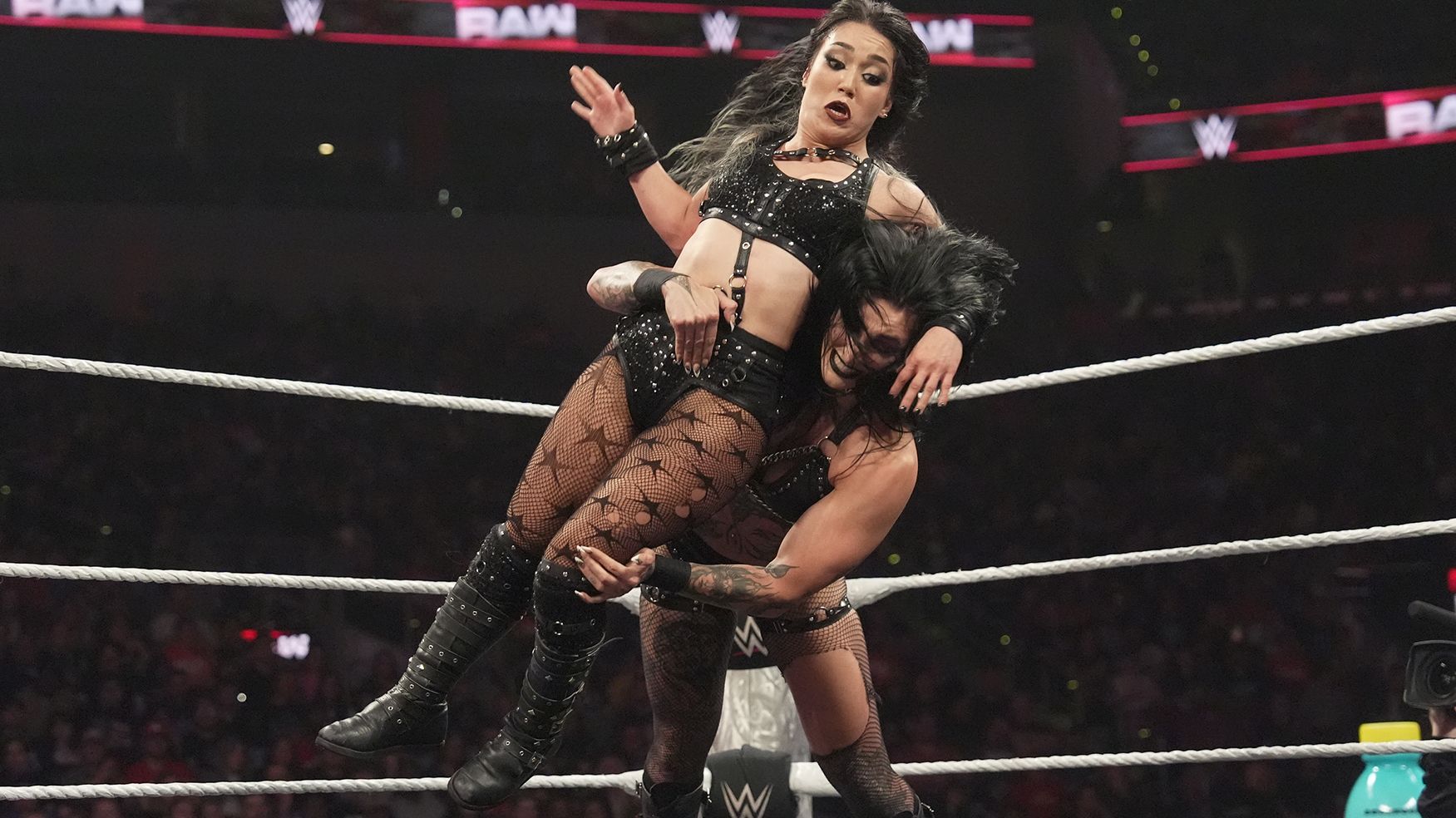 IYO SKY und Rhea Ripley verursachen Chaos im Ring