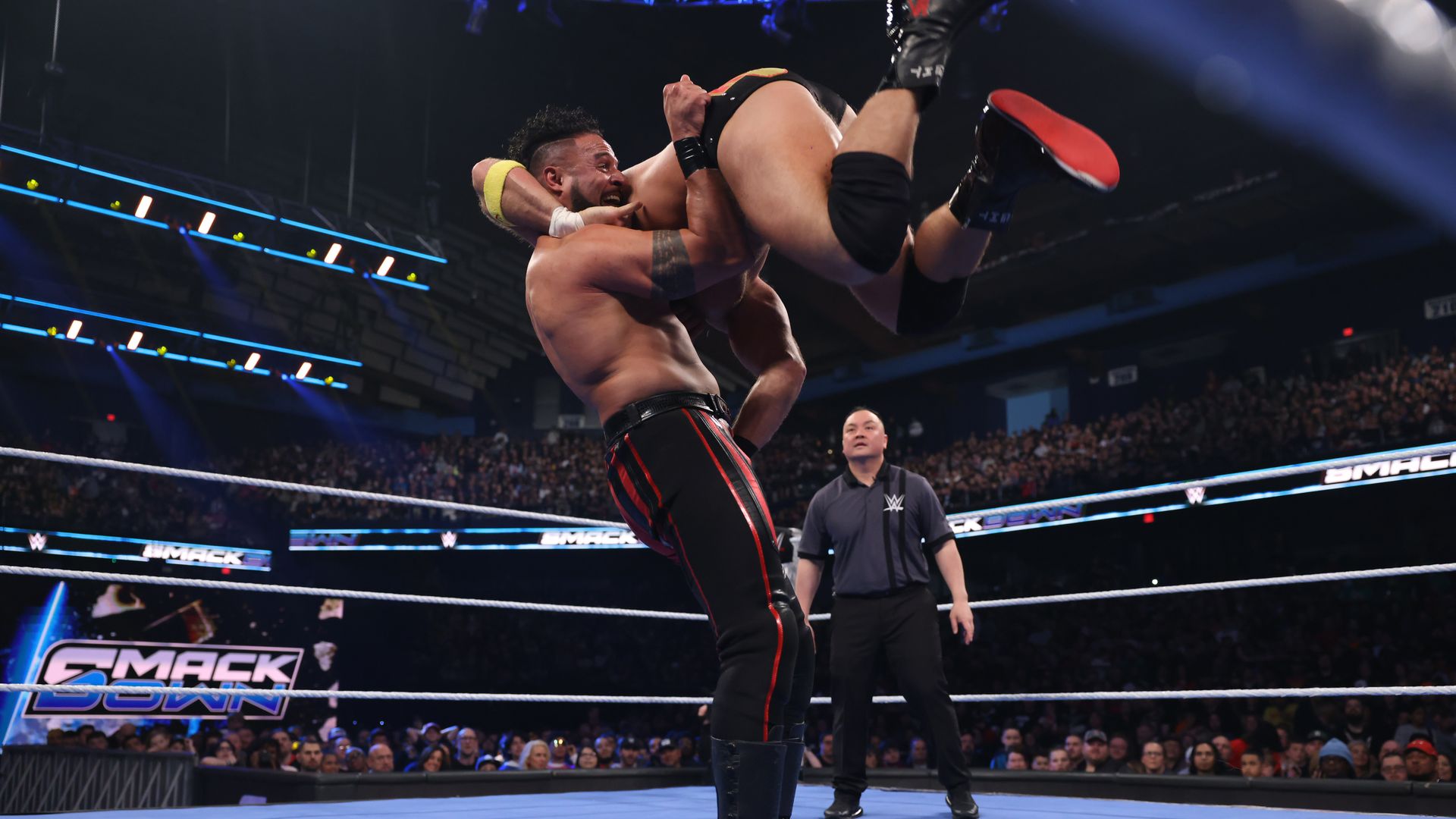 United States Champion LA Knight liefert brutalen Kampf gegen Tama Tonga