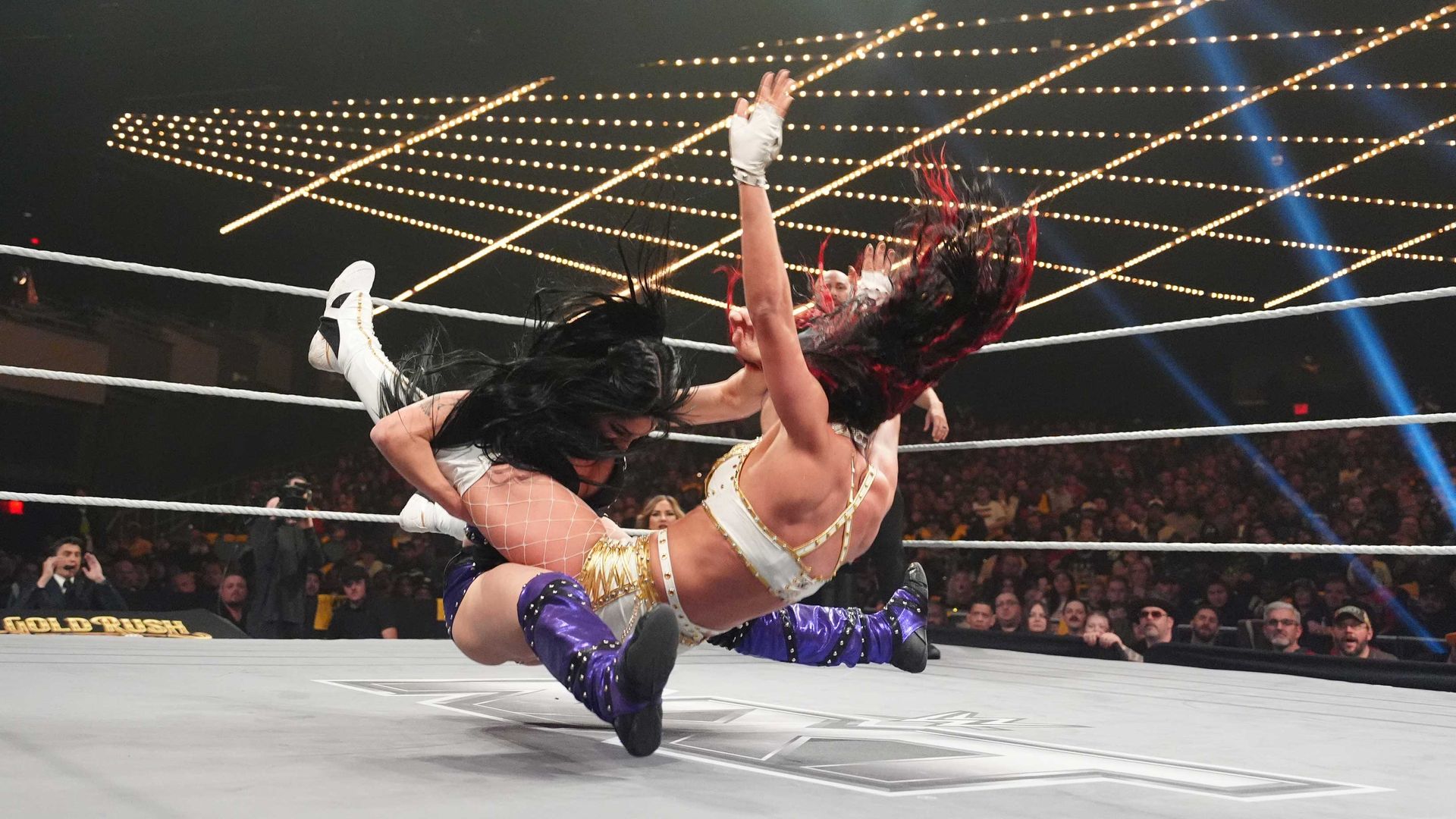 Jacy Jayne kämpft mit Tatum Paxley um den Titel