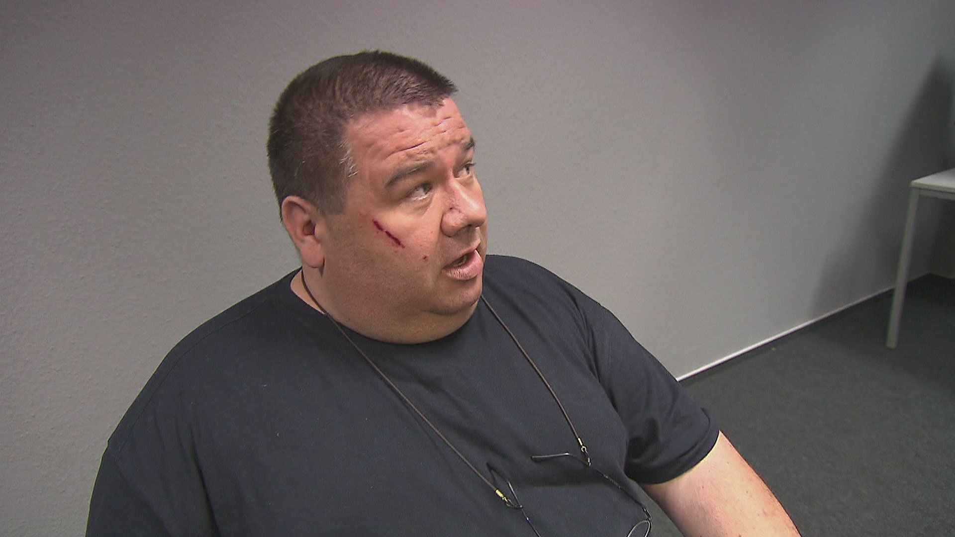 Überforderte Hausfrau flüchtet vor aggressivem Mann