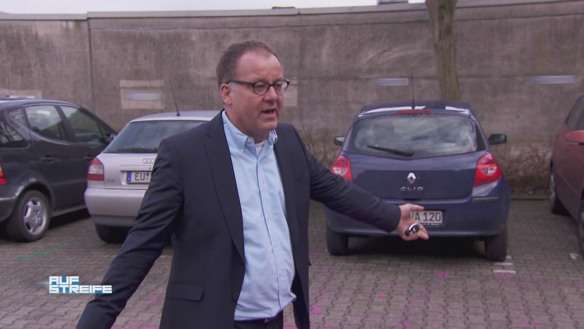 Riesenpenis auf Parkplatz gemalt