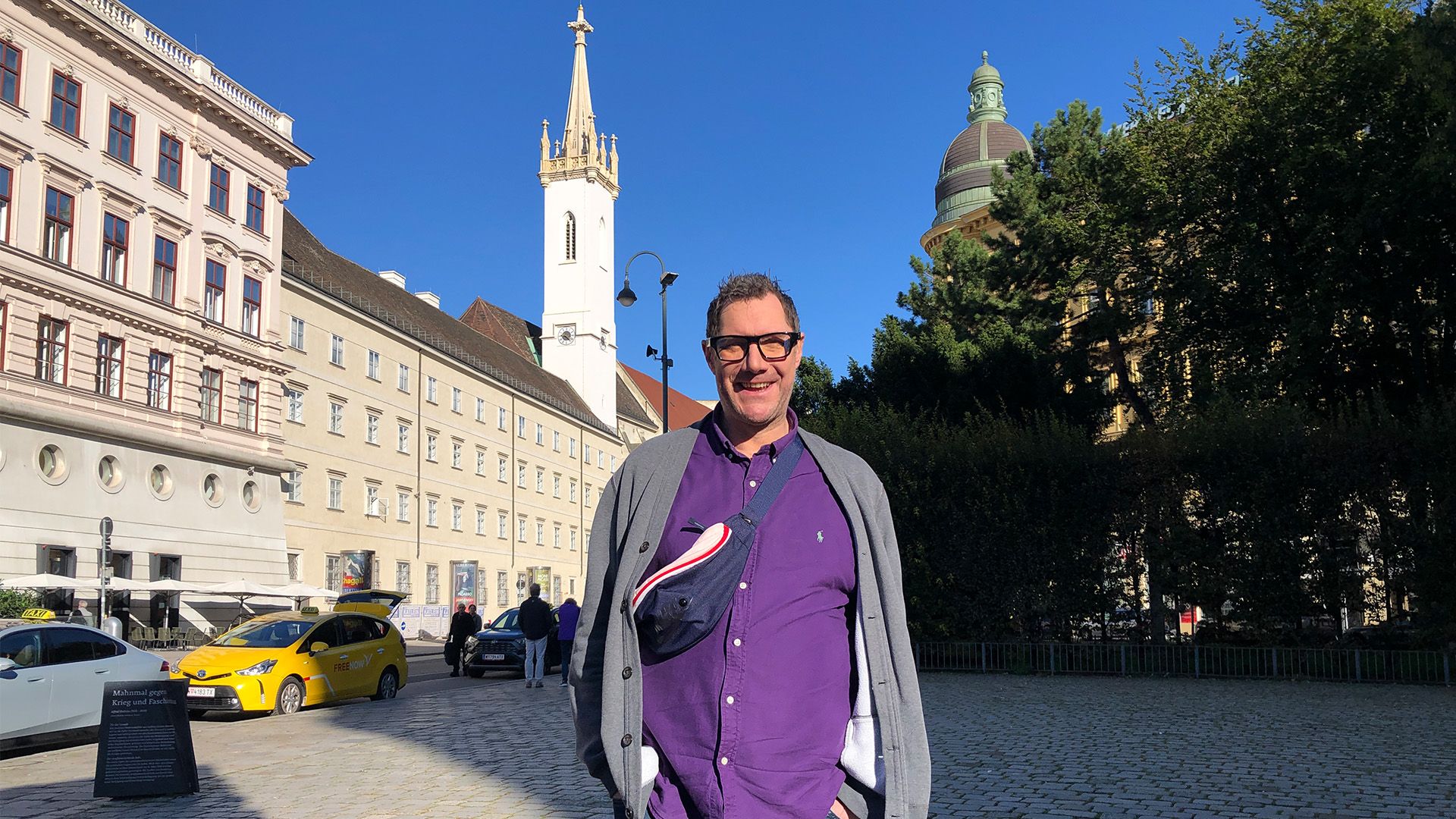 Foodtester Mirko Reeh testet Wiener Schnitzel in Wien