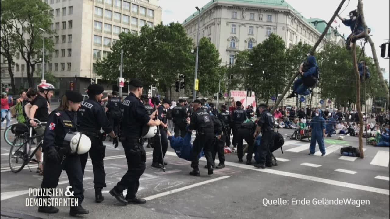 Polizisten und Demonstranten