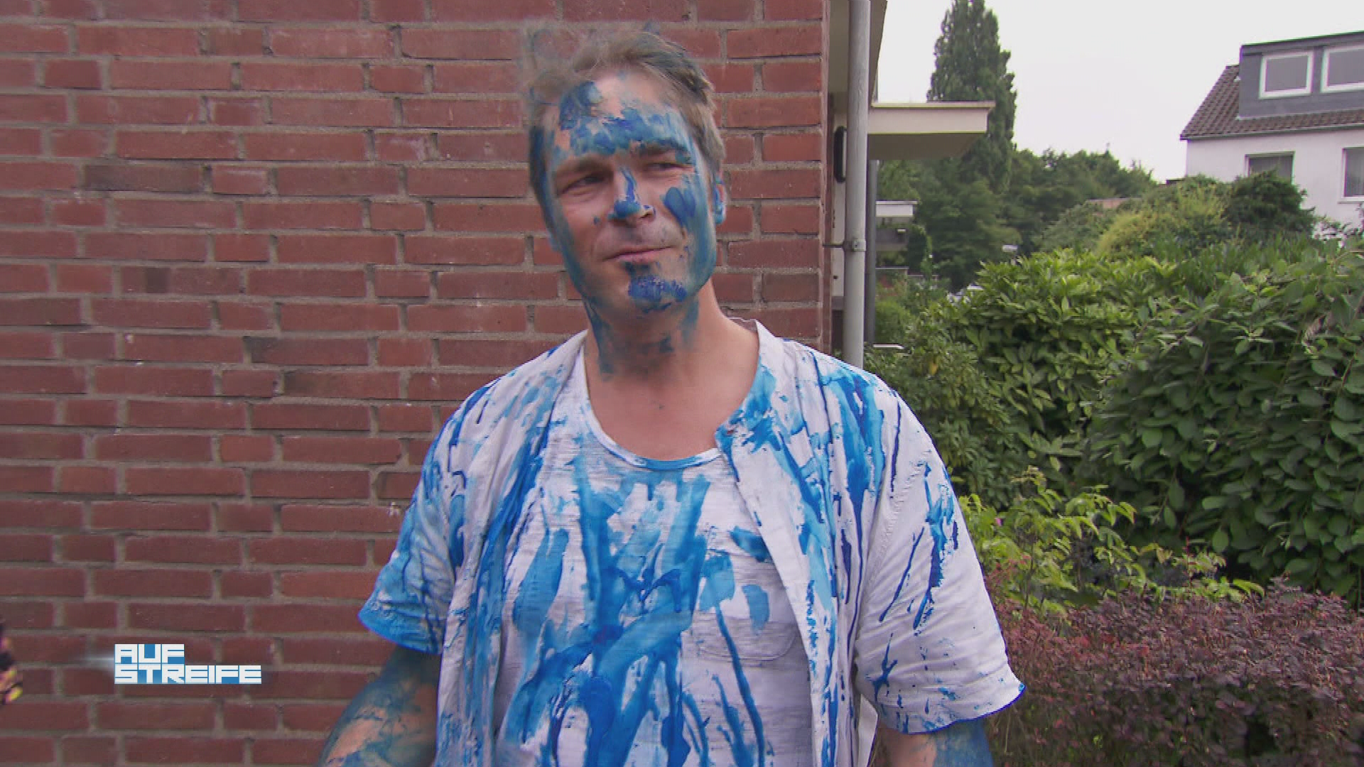 Ein Mann sieht blau