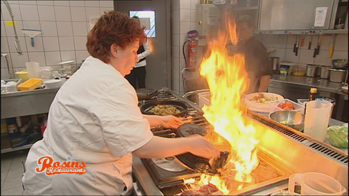 Rosins Restaurants - Ein Sternekoch räumt auf! Rosins Restaurants - Ein Sternekoch räumt auf! Folge 9: Dosenfraß und Feuer in der Küche: Das "Navigare" steuert einen gefährlichen Kurs