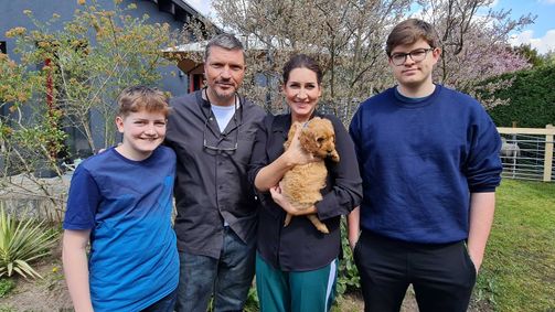 Promi sucht Hundeglück Promi sucht Hundeglück Folge 1: Harter Kerl sucht kuschligen Familienhund