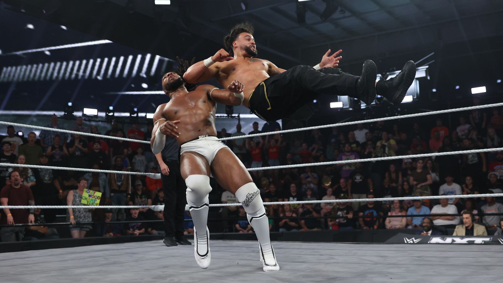 Mike Santana fordert TNA World Champion Trick Williams heraus