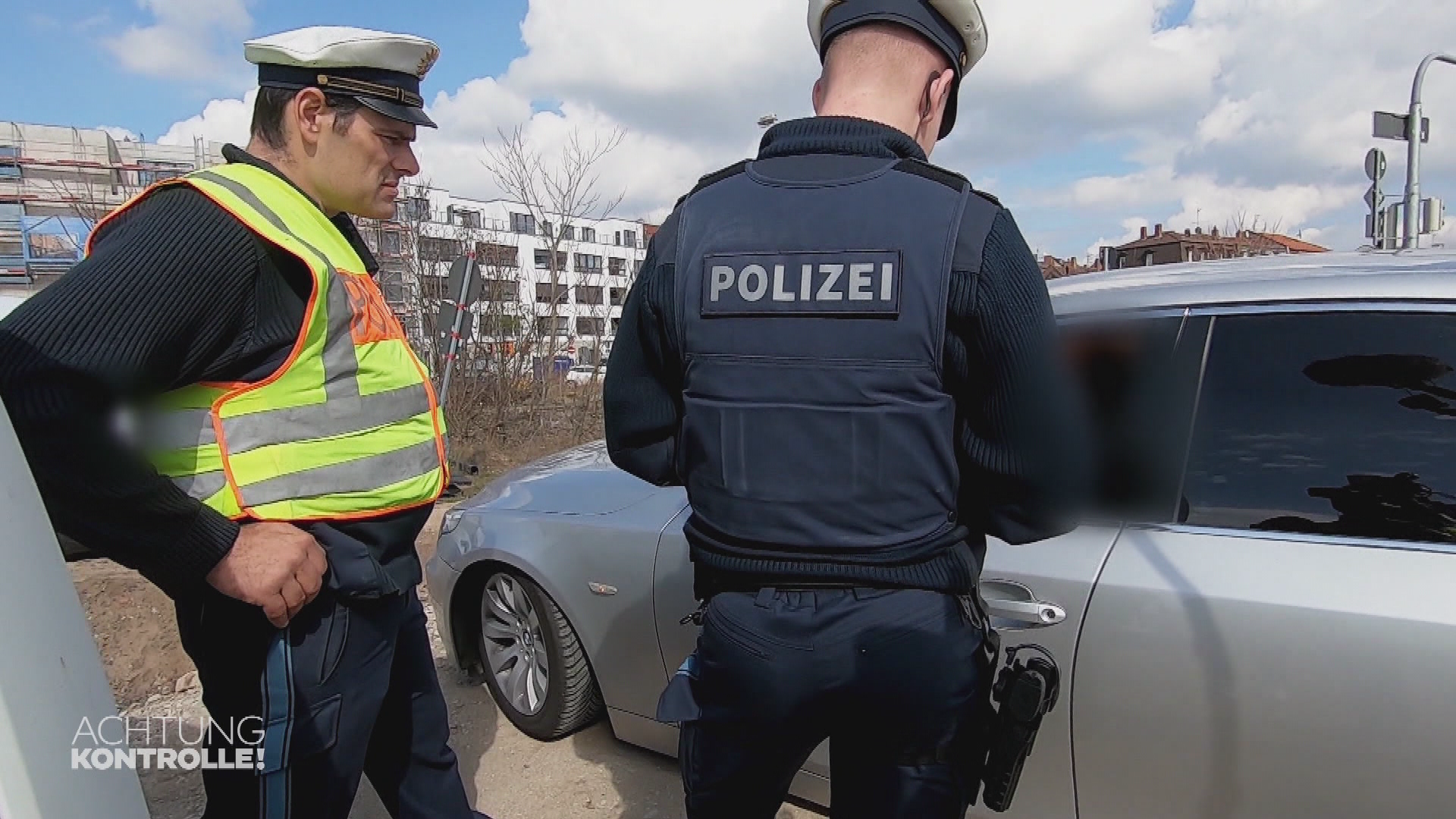 Verkehrspolizei Nürnberg kontrolliert tiefergelegten Wagen