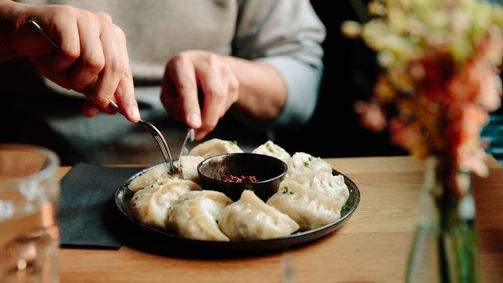 Mit Menschen kommen Küchen MIT MENSCHEN KOMMEN KÜCHEN Folge 5: Tibetische Küche in Zürich: Tenz Momos