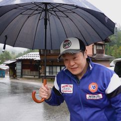 Ein Dorf macht die Mega-Dusche an: das verrückteste Feuerwehr-Training Japans