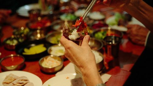 Mit Menschen kommen Küchen MIT MENSCHEN KOMMEN KÜCHEN Folge 1: Koreanische Küche in Bern: Chun Hee