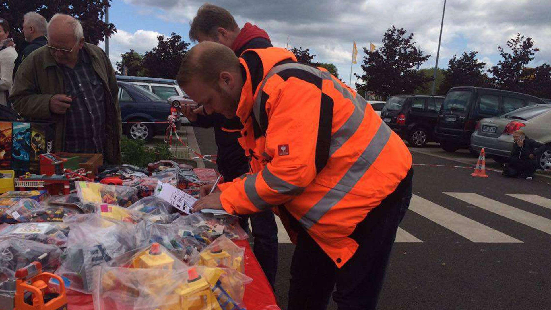 Thema u. a.: Feilschen, bis die Kasse klingelt - Flohmarkt Hamburg