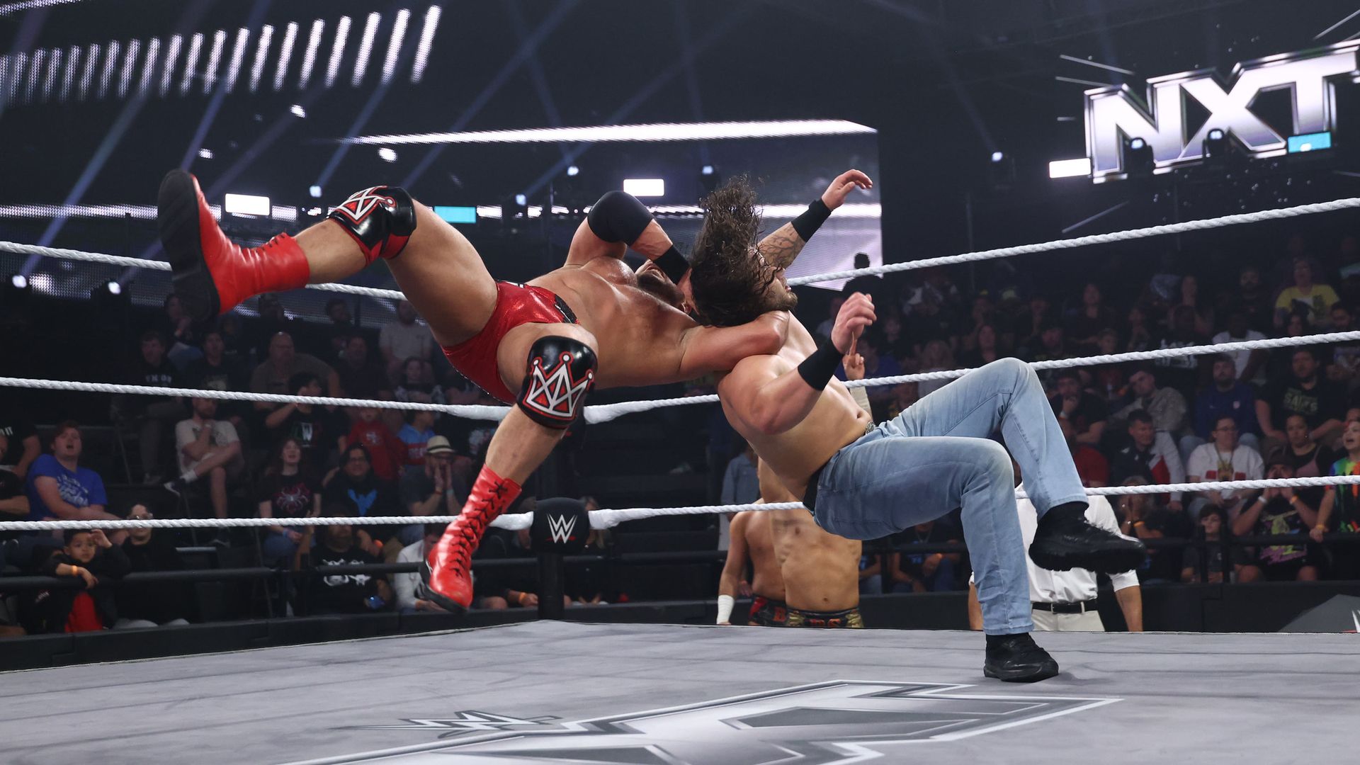 Shiloh Hill legt sich mit Champion Ethan Page an