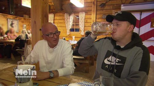 Mein Gemeindebau Mein Gemeindebau - Staffel 8 Folge 9: Von Bier bechern und Zungenbrechern