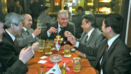 Allein unter Bauern Allein unter Bauern Folge 5: Die Koreaner kommen