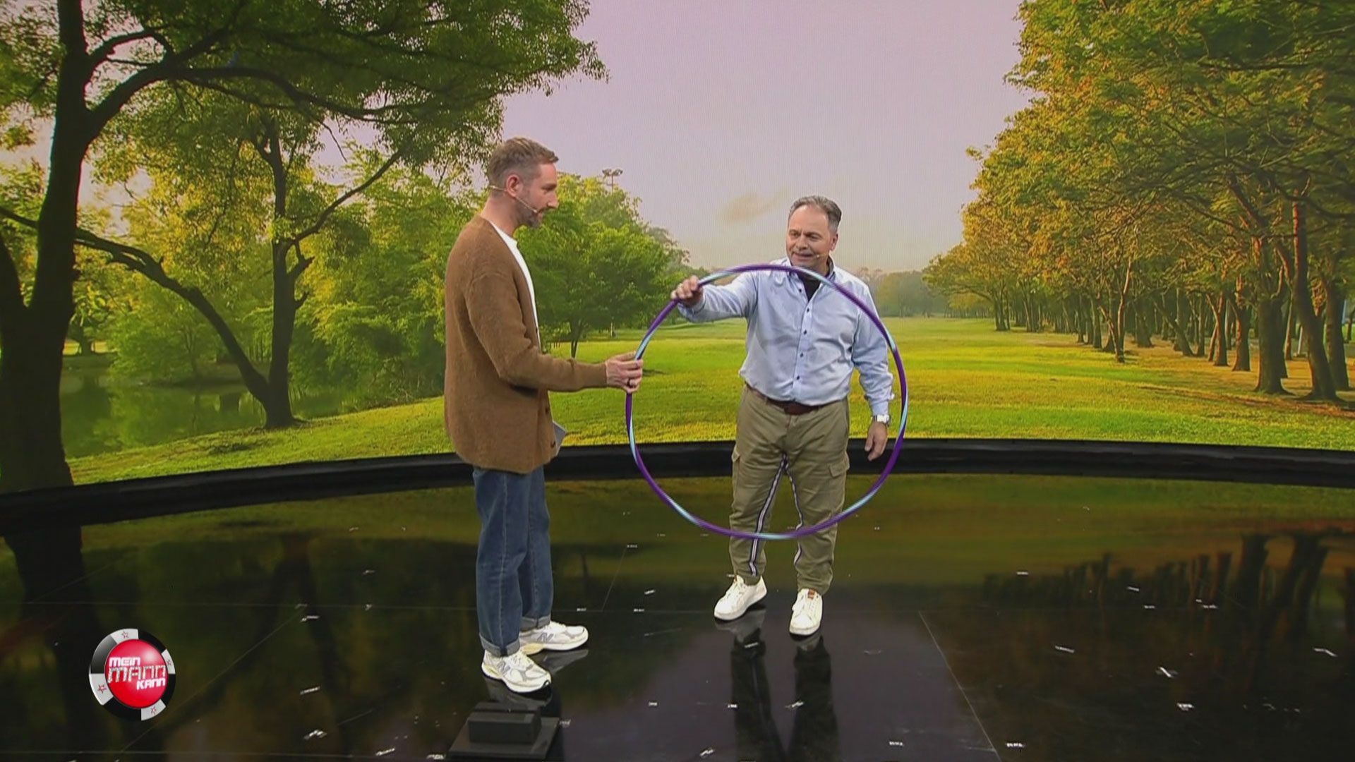 Hula-Hoop: Die Männer schwingen die Hüften