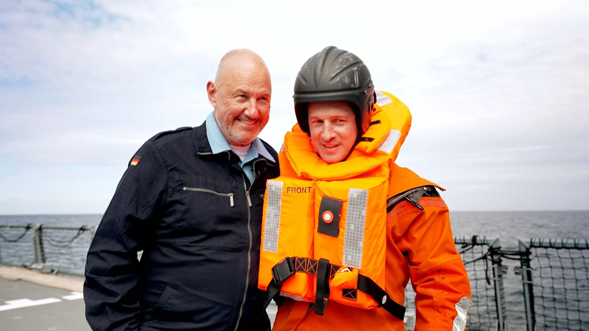 Militärschiff und Reeperbahn