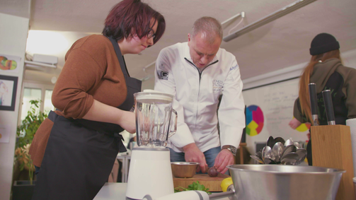 KitchenCase KitchenCase Folge 6: Schluss mit Mikrowellenessen: Torsten bringt kreative Gerichte