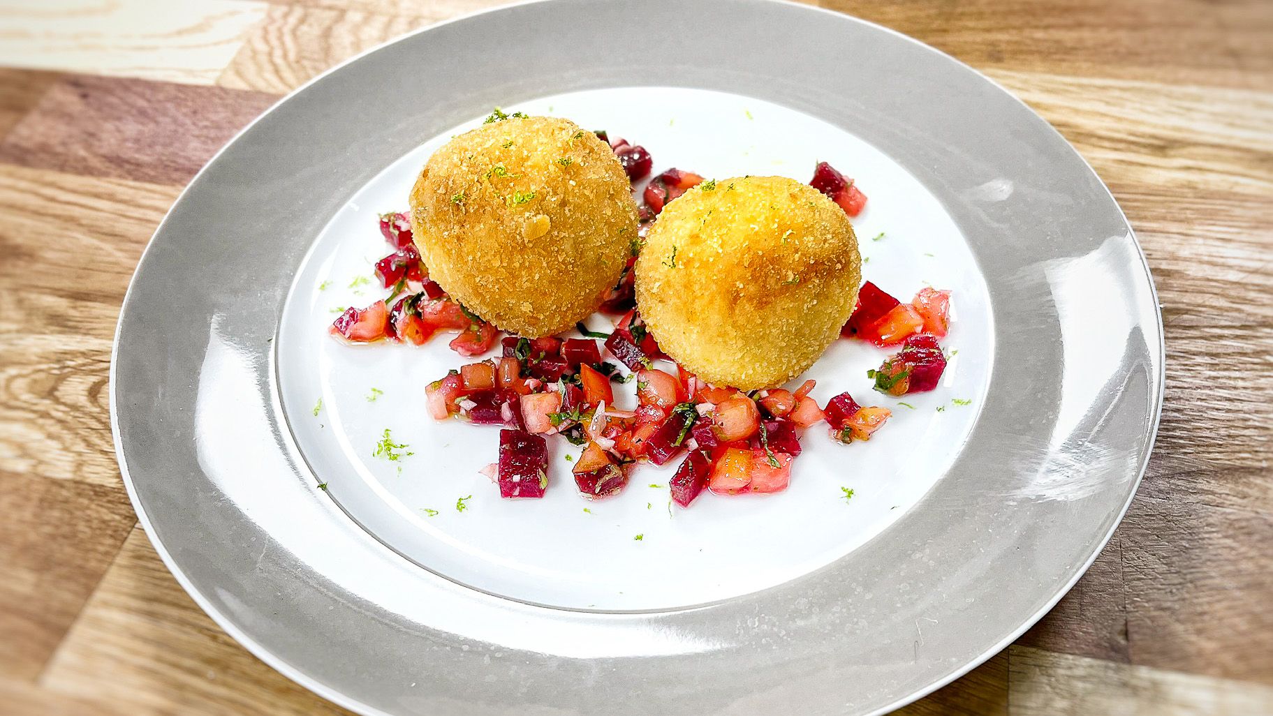 Arancini mit Auberginen- und Erbsenfüllung mit Rote Beete-Tomaten-Sugo