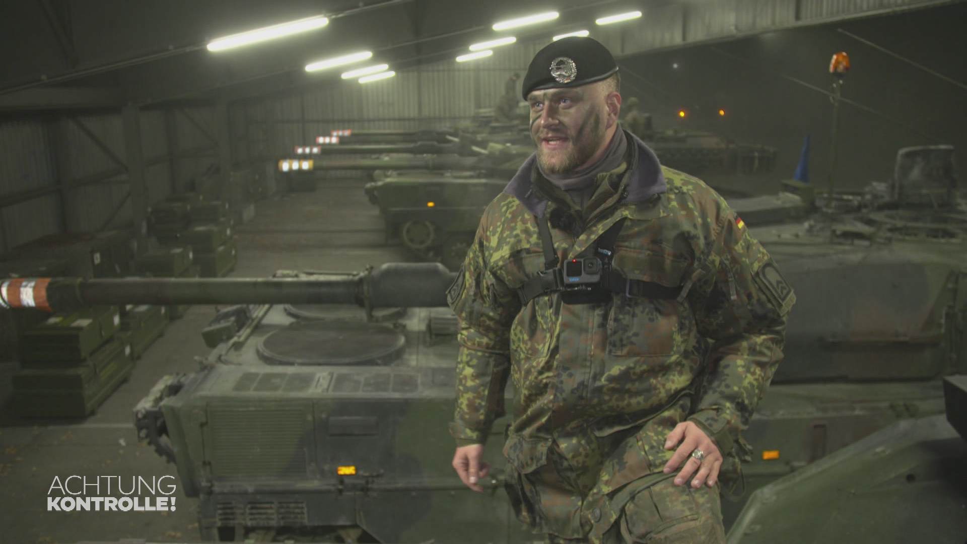Neun Leopard Panzer auf der Autobahn