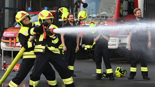 Die Job-Touristen: Wir lernen jetzt was Richtiges Die Job-Touristen: Wir lernen jetzt was Richtiges Folge 1: Die Job-Touristen: Feuerwehr