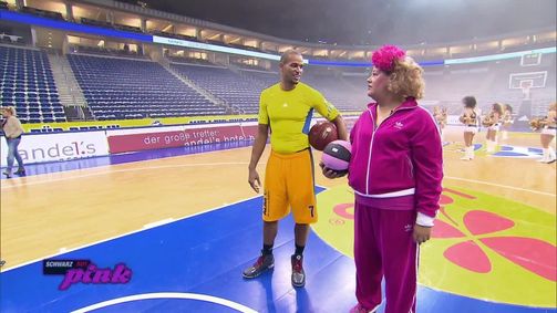 Schwarz, Rot, Pink - Cindys Deutschland Staffel 01 Folge 4: Cindy bei Alba Berlin
