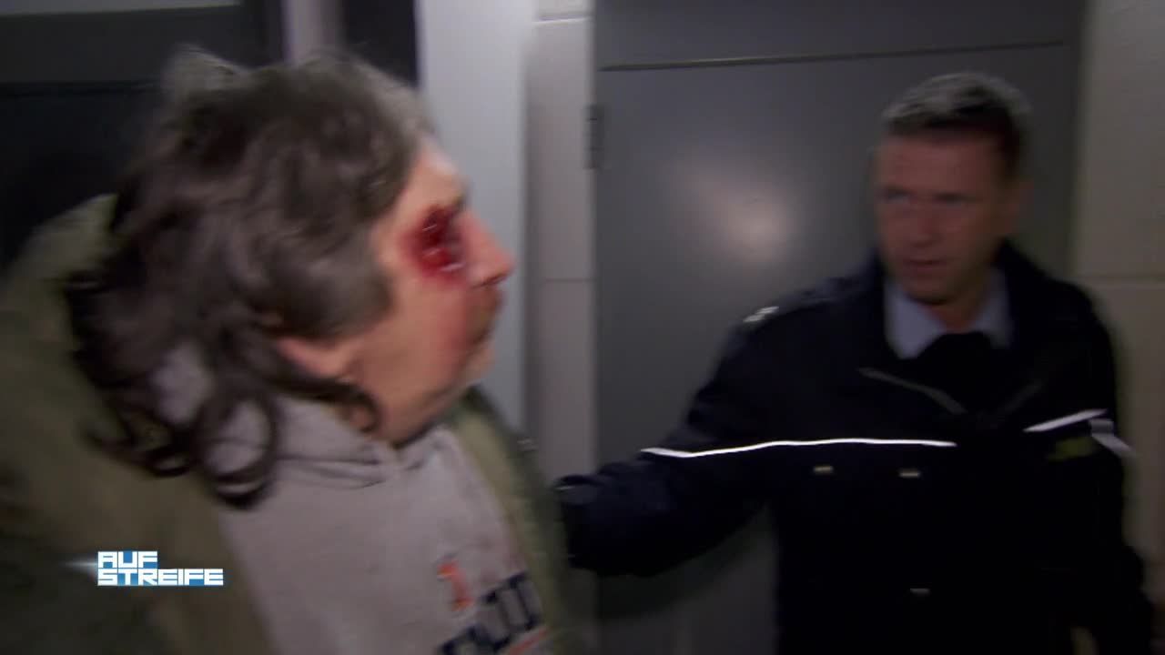 Zwei Männer verprügeln Pfandsammler